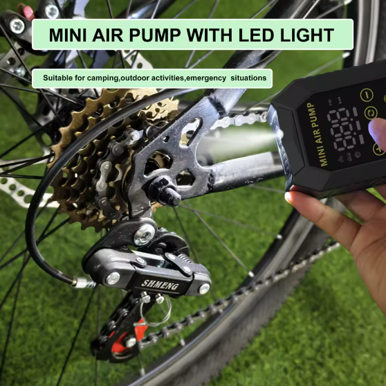 Trådløs elektrisk cykelpumpe med trykmåler, automatisk sluk og LED-lys.